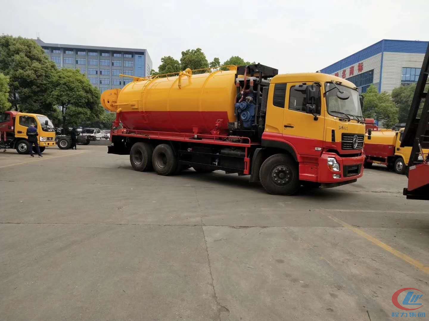 吸污车