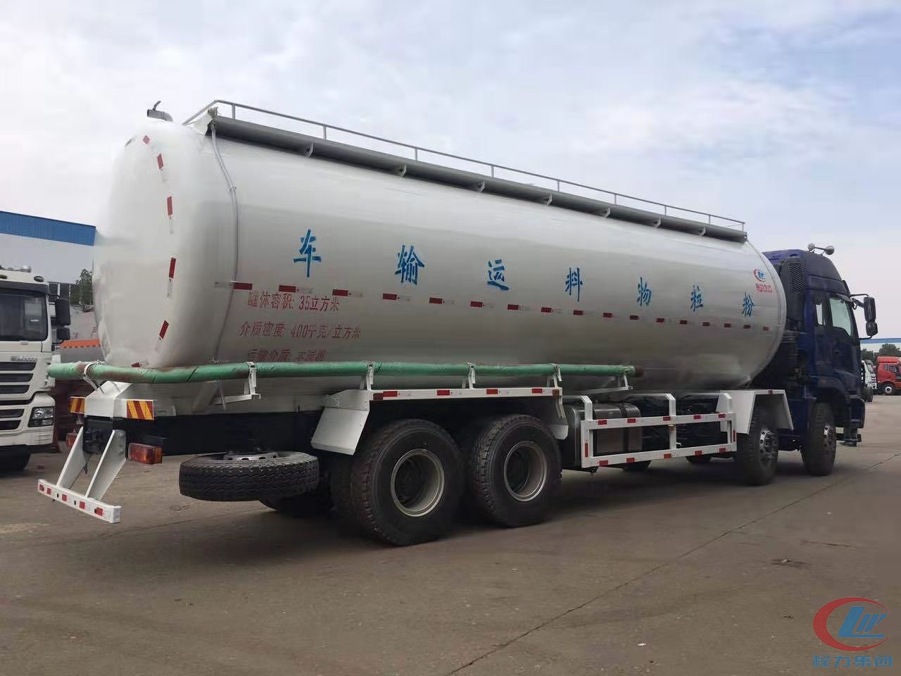 福田欧曼前四后八粉粒物料车